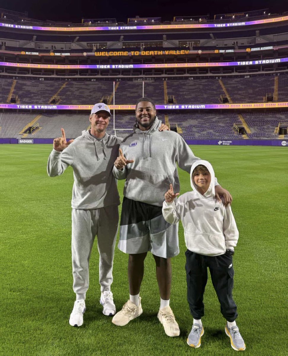 PGuy77's tweet image. In football the three most valuable positions are the quarterback, the guy protecting the quarterback and the guy sacking the quarterback.

#LSU just brought in from the portal the…

#1 QB - Sam Leavitt
#1 Edge - Princewill Umanmielen
#1 OT - Jordan Seaton

Three of the top-5…