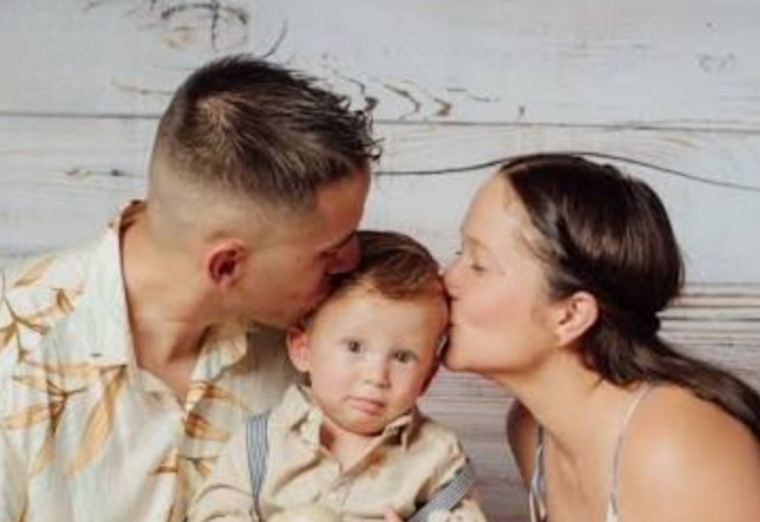 ESTE ES EL HIJO DE NAHUEL GALLO!

Siempre voy a recordar la foto  de él con su mamá y su papá hace más de un año.
Es triste ver como crece con la ausencia de su padre por culpa de un régimen Narco Terrorista!

LIBEREN A NAHUEL GALLO.

Mr.EMI