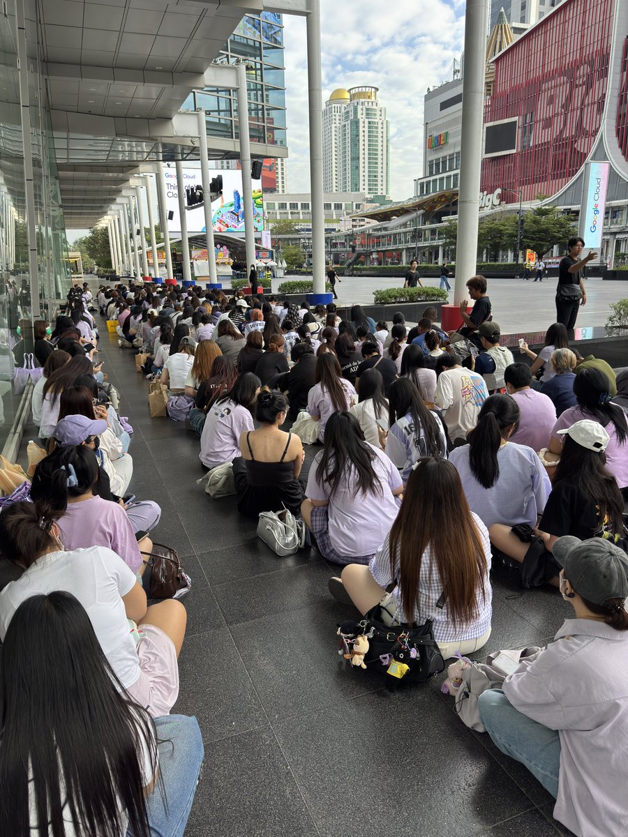 Hidesong1001's tweet image. เมนเตนล์เรียงคิวกันเป็นระเบียบมาก ตอนเดินเข้าก็ค่อยๆเดิน พี่ๆCPSยังพูดเลยว่าอ่อ น้องเค้าเรียงคิวมาแล้ว แล้วทีมงานมาช่วยนับคิวให้ด้วย จัดแถวให้สตริ้กมาก เริ่ดเลยล่ะ ละพูดจาน่ารักมาก พี่บอกม่วงๆไปหมดตาลายย ตลกอะ😂 ชั้นชอบการทำงานที่เทคซีเรียสเรื่องการต่อคิวไปกับฟคแบบนี้
 #CPSxTEN