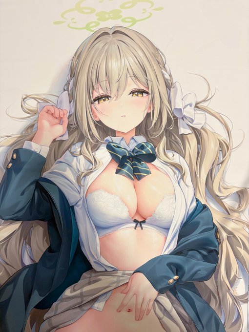 サンプル届きました〜!('ω`) 部屋の照明のせいで、実物はもっと白くて綺麗です!