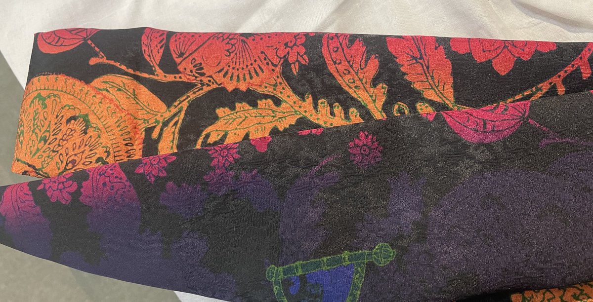 正絹の帯揚。
上下逆にすると、１枚でも表情が異なります。
出張に、旅行先にどうぞ。カメレオン更紗
#ルミロック