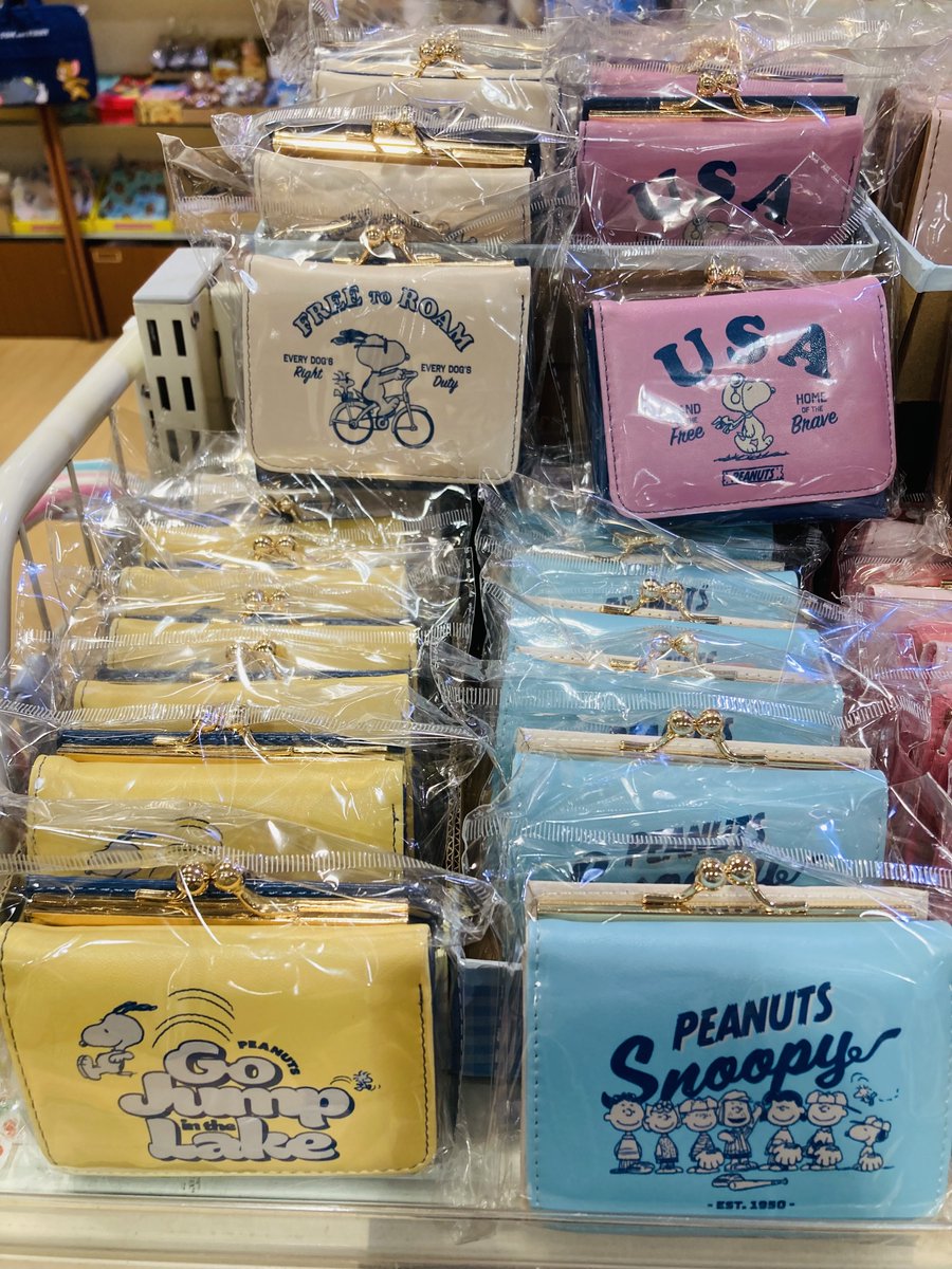 Zappa10954181's tweet photo. かわいいキャラクター柄三つ折り財布入荷しております～🥳❕✨
スヌーピー、トムジェリ、ムーミン、ジョージ💛
どれもとってもかわいいですよ☺️
税込1100円でございます🙌
是非ご来店お待ちしております🙇‍♀️🩷 https://t.co/SQym5flFIp