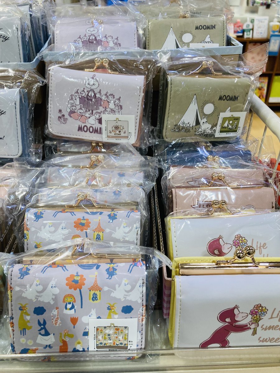 Zappa10954181's tweet photo. かわいいキャラクター柄三つ折り財布入荷しております～🥳❕✨
スヌーピー、トムジェリ、ムーミン、ジョージ💛
どれもとってもかわいいですよ☺️
税込1100円でございます🙌
是非ご来店お待ちしております🙇‍♀️🩷 https://t.co/SQym5flFIp