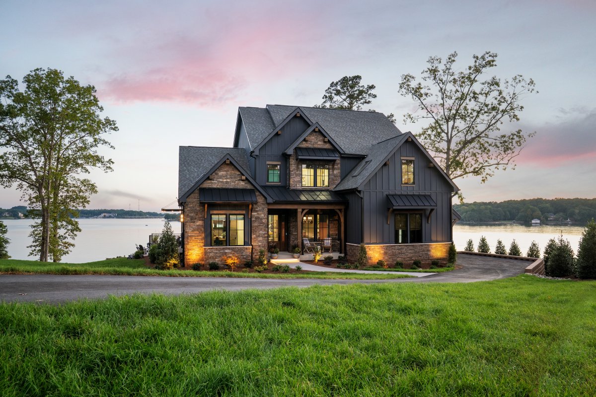 FoodNetwork's tweet image. 🚨GIVEAWAY ALERT🚨 The HGTV Dream Home 2026 sweepstakes is here! Enter now for your chance to win this gorgeous cottage on Lake Wylie in Charlotte, NC (a $2.4M grand prize!): foodtv.com/DreamHome2026 ✨ 

No purchase necessary. Ends 2/13/26. Boat does not convey with house. See…