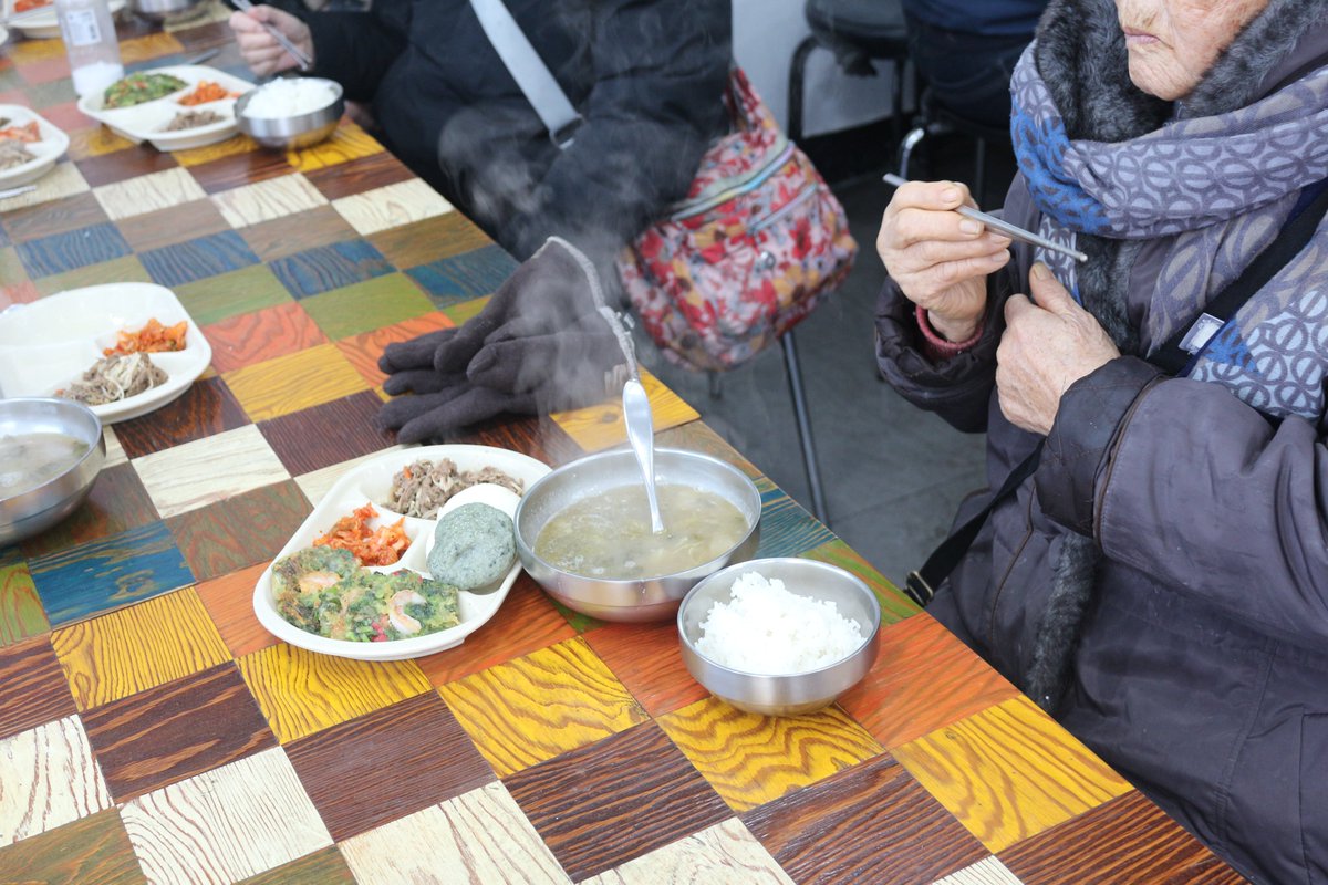 토요일입니다.전날 눈이 많이 와서 골목골목에 눈이 많이 쌓였어요..

오늘은 개인봉사자 선생님들이 오셔서 수고해주셨어요

전날 새벽부터 오셔서 국물 육수를 내주셨다고 합니다..

오늘의 메뉴는 백미밥. 정성가득한 시락국(통영식 장어육수)겉절이 김치.소불고기.미나리 호박새우전

잔기지떡
