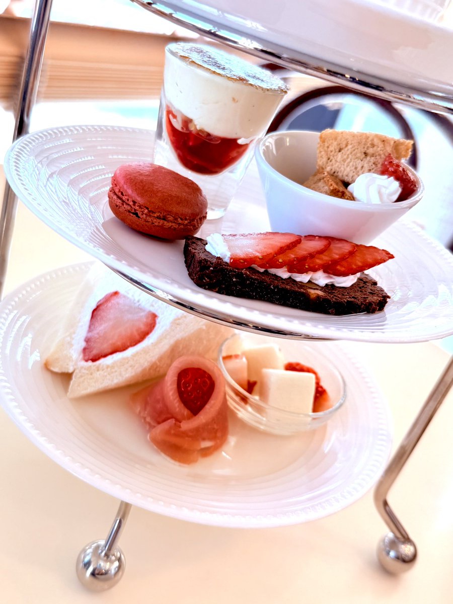 yui_hakuma's tweet image. こないだフルーツピークスではじめてヌン茶した🍓✨️
いちごヌン茶うれしすぎるしストレートティーに生いちごを入れて飲む発想天才？飲み終わったあとのいちごは練乳つけて食べると美味です