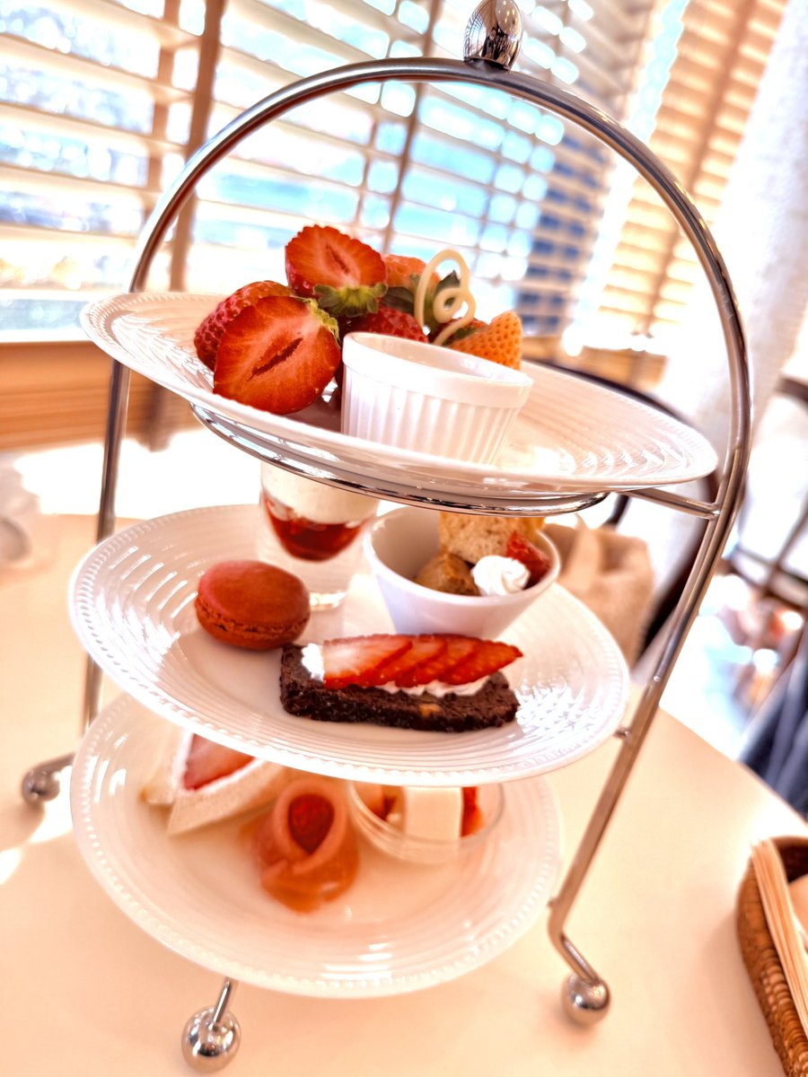 yui_hakuma's tweet image. こないだフルーツピークスではじめてヌン茶した🍓✨️
いちごヌン茶うれしすぎるしストレートティーに生いちごを入れて飲む発想天才？飲み終わったあとのいちごは練乳つけて食べると美味です