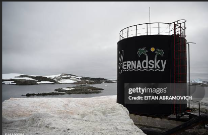 colorsnfall's tweet photo. @AwakenedOutlaw #VERNADSKY ✌️ BASE🌴🌴
penguins & seals
#INTERMAGNET 🧲 https://t.co/K6xX2xxGRO