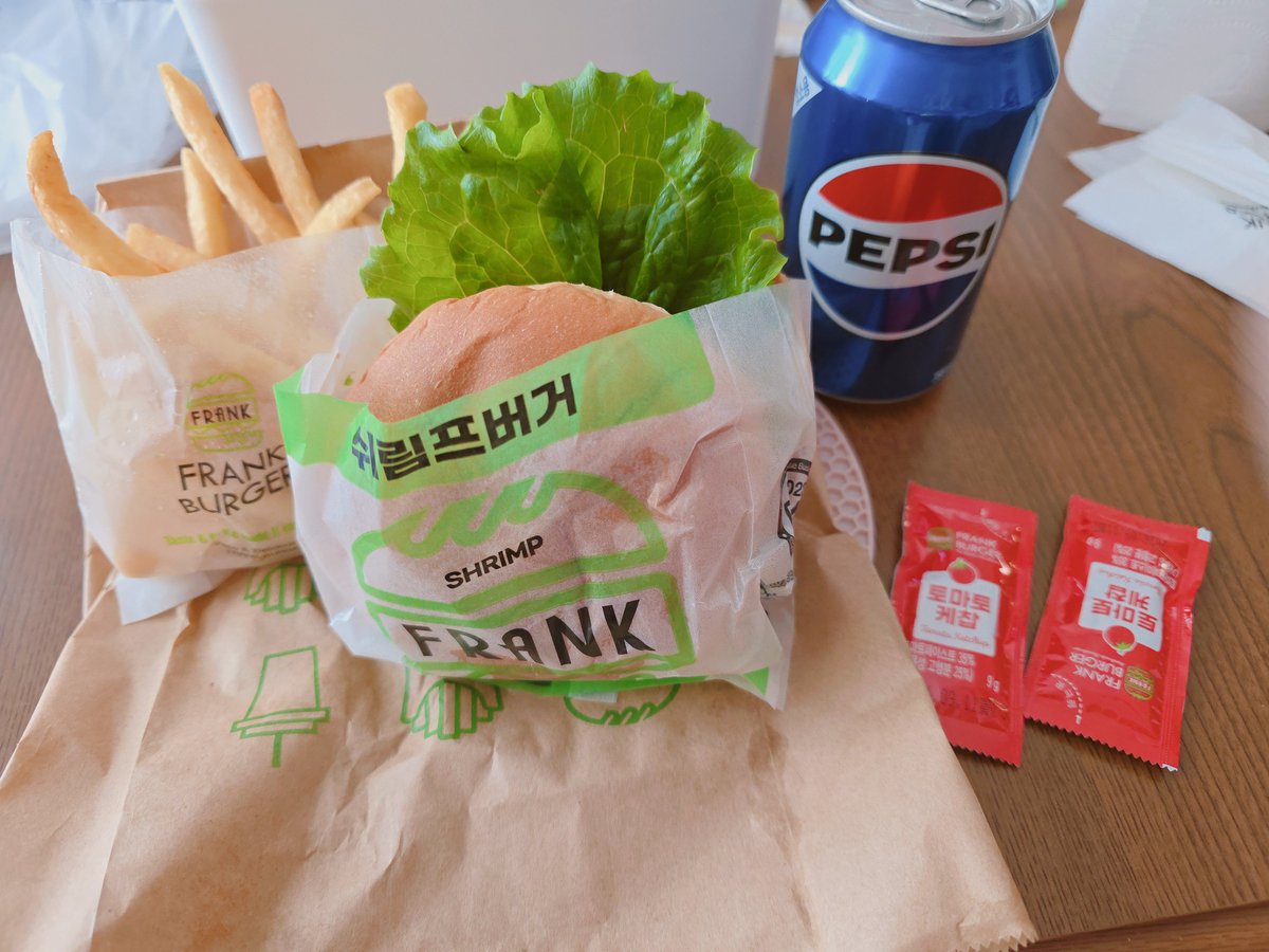 낡고지친오타쿠
이 추위에 3시간웨이팅해서 조사병단되다
프랭크버거 빵이 진짜마싯넹