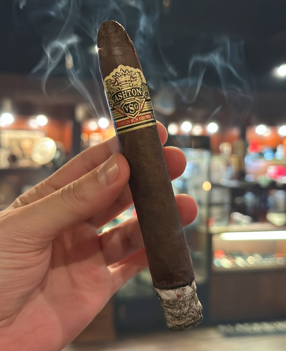 galvcigars6's tweet photo. Ashton VSG Torpedo
.
.
.
#cigar
#cigars
#cigarlife
#cigaraficionado
#cigarporn
#cigarlover
#cigarsociety
#botl
#cigaroftheday
#cigarlifestyle
#smoke
#smoking
#cigarsmoker
#cigarculture
#cigartime
#smokersrd
#tabacoworld https://t.co/t00mhCsT3f