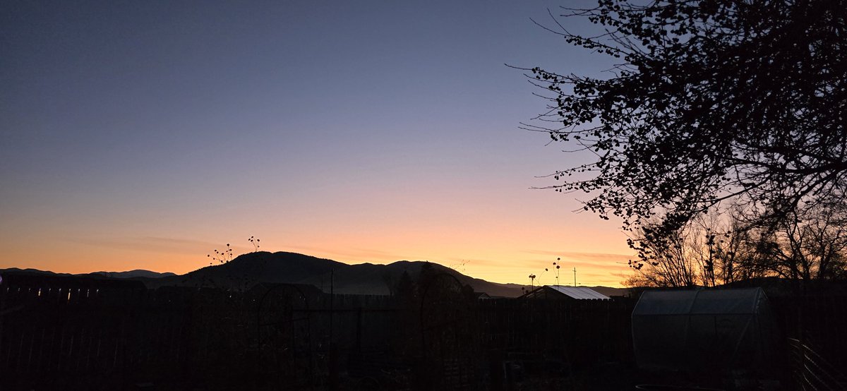 marlorahn's tweet photo. Beautiful sunset here in Montana https://t.co/qadzKsnthu