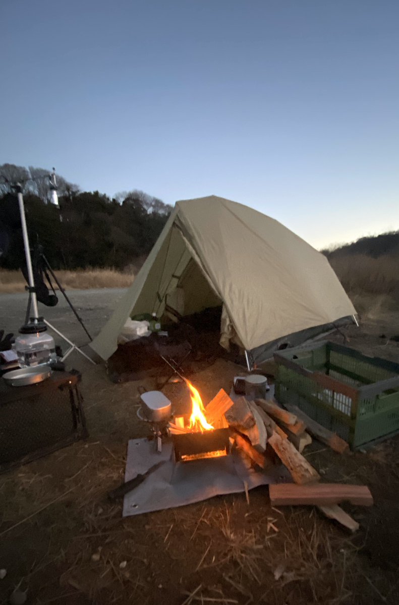 creativecamp3's tweet photo. 100キンの小さいパイプイスでキャンプすると、のんびりくつろげないから、テキパキとフットワークのよいキャンプになる・苦笑。これはこれで悪くないな〜 https://t.co/560ZwRnzTq