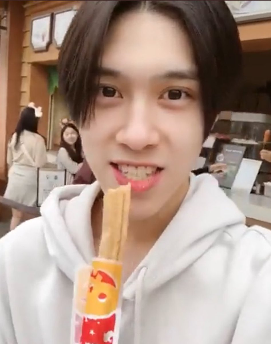 lkundery's tweet image. SOMEBODY SEDATE ME