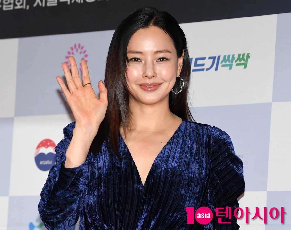 Lee Honey is reportedly in talks to take on the title role in the upcoming drama 'Promoter', playing Korea’s first female promoter who leads an unknown boxer to stardom with sharp judgment and fearless leadership. 🎬✨.

🔗m.entertain.naver.com/home/article/3…

#HoneyLee #이하늬 #LeeHaNee