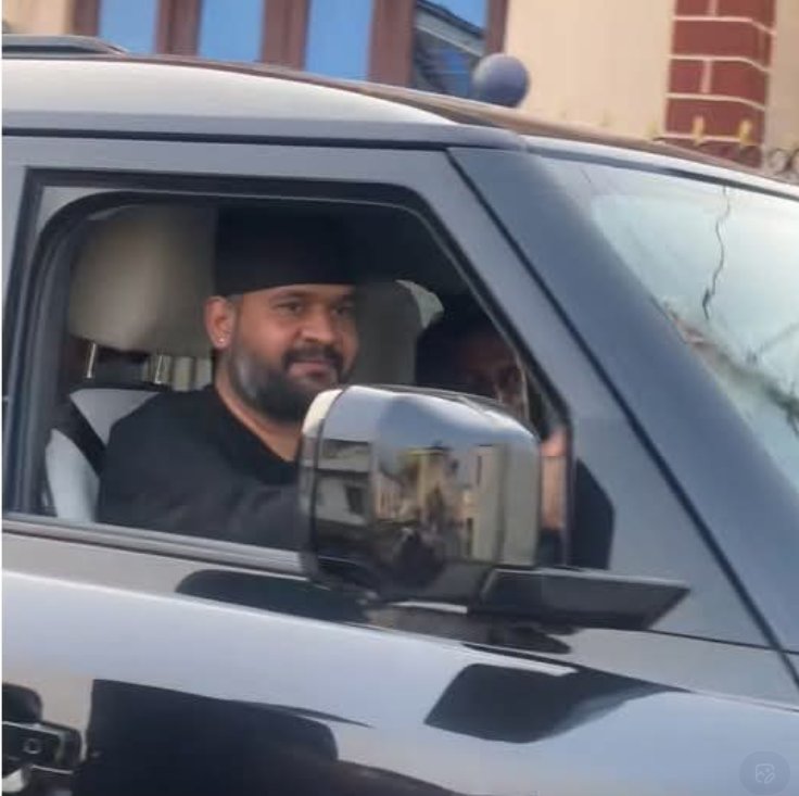 काठमाण्डौ महानगरको मेयर रहदा काठमाण्डौमा समाजवाद ल्याएका रास्वपा नेता बालेन भोली प्रधानमन्त्री बने देशमा समाजवाद ल्याउन सफल भई हरेक नेपालीको घरमा कम्तिमा एउटा यस्तै गाडी रहने छ।