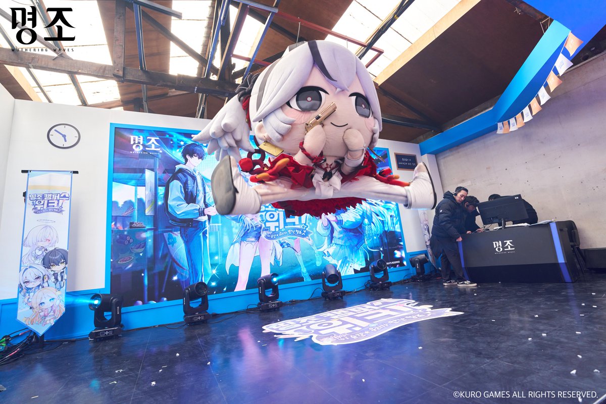 WW_KR_Official's tweet image. 🏫 「띵조 캠퍼스 위크: 이 순간, 우리가 만난 띵조」 입학 첫날 스케치 대공개!

방랑자님, 캠퍼스 입학 첫날은 어떠셨나요?
다채로운 동아리 활동과 교양 수업,
친절하고 활력 넘치는 공명자 친구들,
그리고 마음을 울리는 감동적인 입학식까지!

설레는 입학 첫날, 살포시 쌓인 소중한 순간들을…