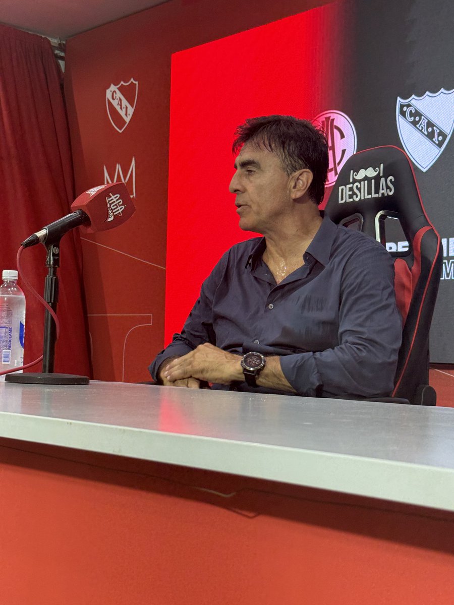 MartinFerr90390's tweet photo. #independiente
🎙🎙🎙🎙
Gustavo Quinteros en la Conferncia De Prensa:  “No es la primera vez que Montiel comete este tipo de errores. Vamos a hablar mucho con él. Ojalá pueda corregir esa falta. Pidió disculpas a todo el grupo”. https://t.co/rmovqyWW3D