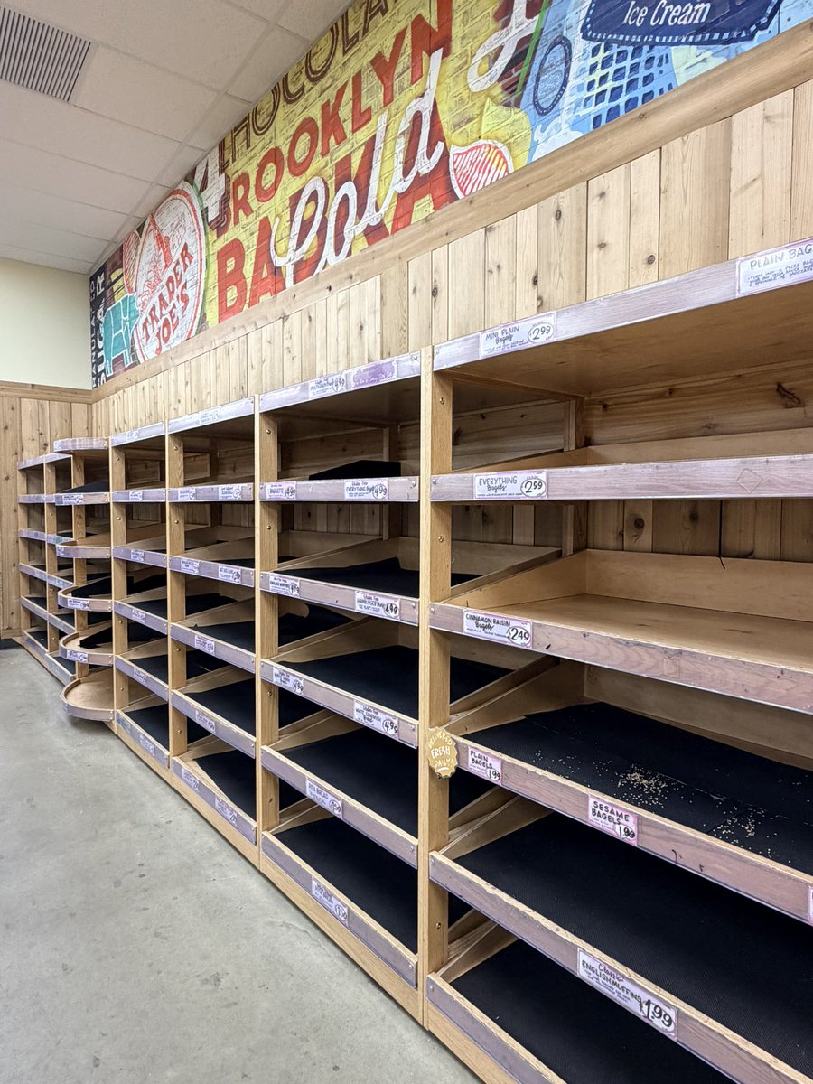 Maitech_'s tweet image. Así está el supermercado hoy en Nueva York. Se viene la tormenta de nieve más fuerte de los últimos años.

En este momento la térmica es de -17 grados.