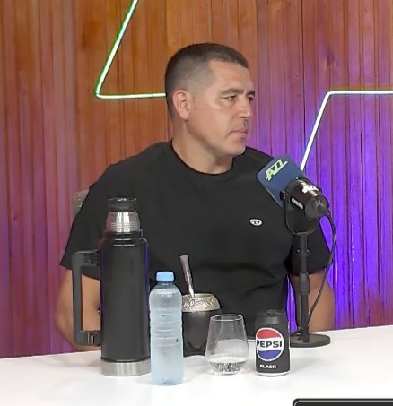 termo
mate
botella de agua
vaso de agua (casi vacío)
lata de pepsi