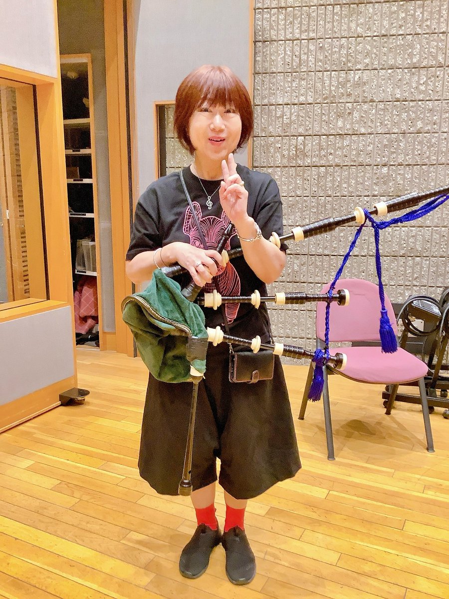 mori_chiyoko's tweet photo. #横山だいすけ
「#笑顔晴れ 」
バグパイプ #AIly
NHKみんなのうたで放送中 (日)はNHK総合10:55- 2曲目です。
………………………………………
【元気予報は笑顔晴れ 7】
バッグに空気を入れて吹くからバグパイプなんだって。人生で初めて持たせてもらった。すごく重い。これを吹くのは重労働だ… バグパイパーのAIlyさんがレコーディング前に柔軟体操をする理由もわかった気がした。そして爆音なのでAllyさんは耳栓をしていた。