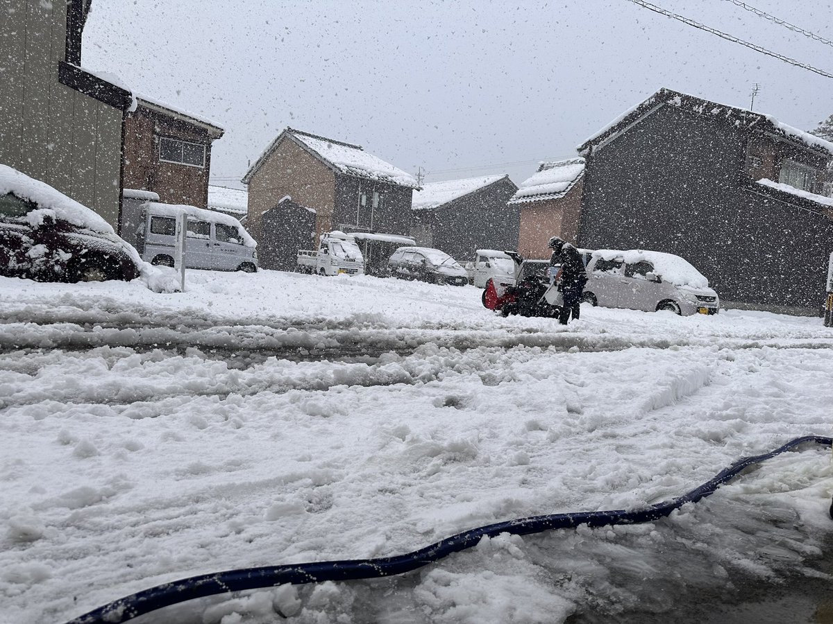 kanetsuru_sng's tweet photo. カネツル除雪隊頑張っております😉 https://t.co/9GZGQMcTnG