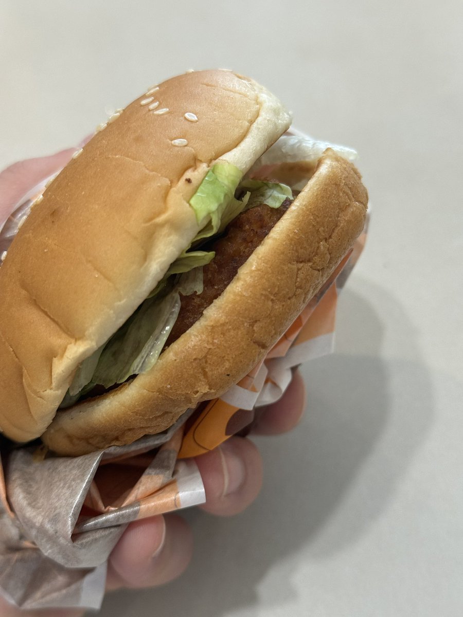 anjunpapa91's tweet image. 아점은 햄버거🍔

롯데리아 치킨버거!!
오랜만에 롯데리아 먹어봄. 

마요네즈가 들어간 햄버거라서 
느끼함이 조금 있지만, 
여전히 그 초창기 치킨버거 맛을 
느낄 수 있었음. 

롯데리아 보다는 맥날이 진리이긴 한데
애들과 같이 먹으려고 롯데리아 시킴. 

그래도 여전히 롯데리아는 추억으로…