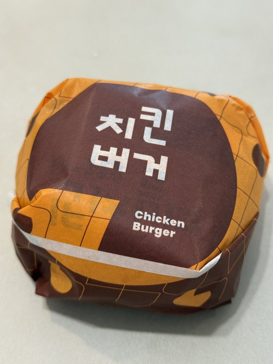 anjunpapa91's tweet image. 아점은 햄버거🍔

롯데리아 치킨버거!!
오랜만에 롯데리아 먹어봄. 

마요네즈가 들어간 햄버거라서 
느끼함이 조금 있지만, 
여전히 그 초창기 치킨버거 맛을 
느낄 수 있었음. 

롯데리아 보다는 맥날이 진리이긴 한데
애들과 같이 먹으려고 롯데리아 시킴. 

그래도 여전히 롯데리아는 추억으로…