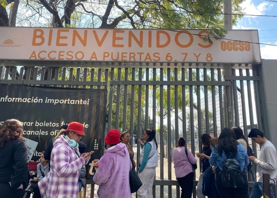 mxcharts's tweet image. ¿Cómo van a protegernos de los revendedores? Si ustedes mismos les apartan los boletos y les dan preferencias 

TICKETMASTER NO CUMPLE 
#PreventaJustaBTS #NoALosRevendedores
 #ARMYNoCompraReventa