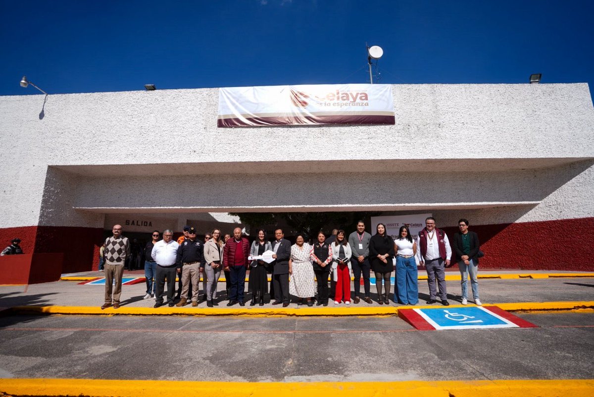 martibatres's tweet photo. Formalizamos la firma de un contrato de comodato con el presidente municipal de 𝗖𝗲𝗹𝗮𝘆𝗮, Guanajuato, Juan Miguel Ramírez, para que un predio donde antes se encontraba un @TUSUPERISSSTE se convierta en un Centro PILARES para la educación, cultura, deporte e inclusión social. Pero también aquí mismo se dará el renacimiento de una nueva tienda SUPERISSSTE, liderado por la directora @DuniaLudlow.