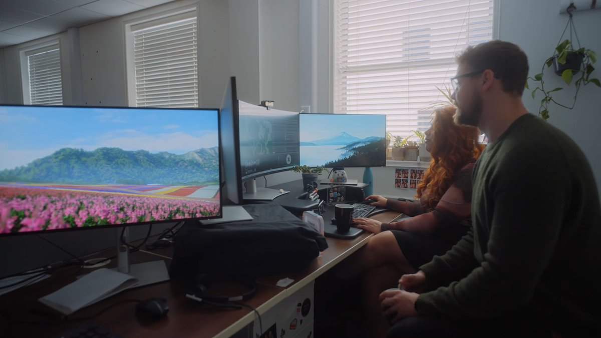 KoreaXboxnews's tweet image. On the desks of the Forza Horizon developers, there was hardware covered with cloth, connected to a Xbox controller. It might be a new Xbox development kit.
youtu.be/hXn6bvU1Kh4