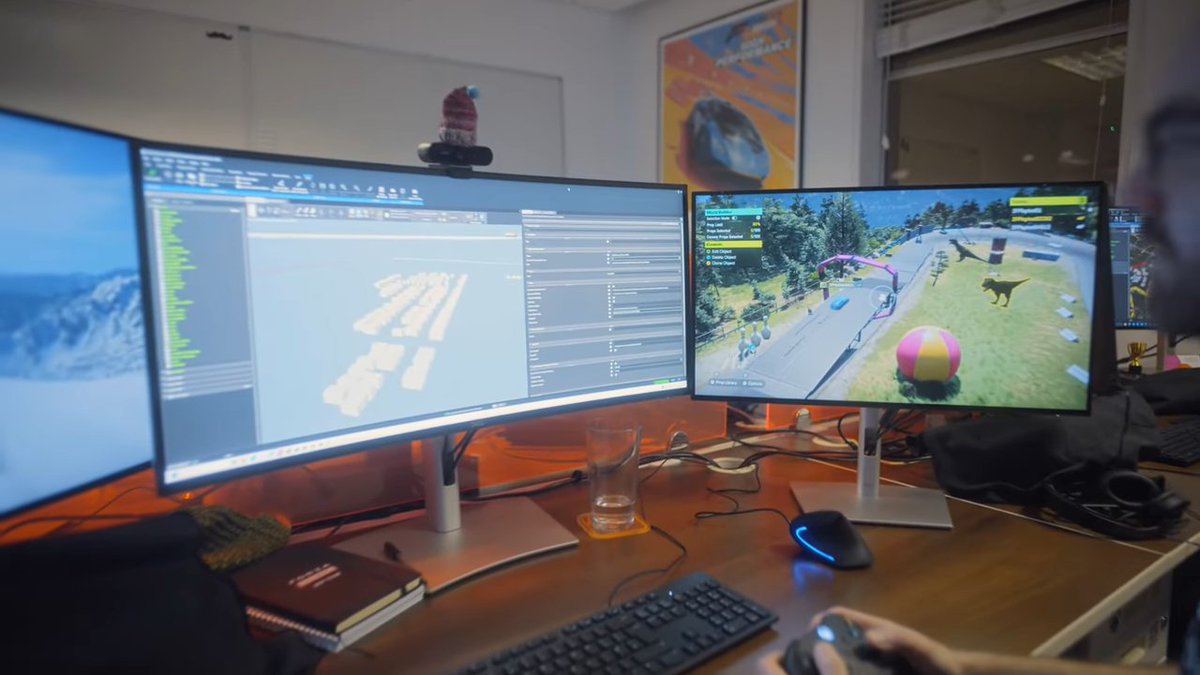 KoreaXboxnews's tweet image. On the desks of the Forza Horizon developers, there was hardware covered with cloth, connected to a Xbox controller. It might be a new Xbox development kit.
youtu.be/hXn6bvU1Kh4