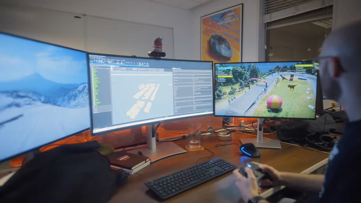 KoreaXboxnews's tweet image. On the desks of the Forza Horizon developers, there was hardware covered with cloth, connected to a Xbox controller. It might be a new Xbox development kit.
youtu.be/hXn6bvU1Kh4