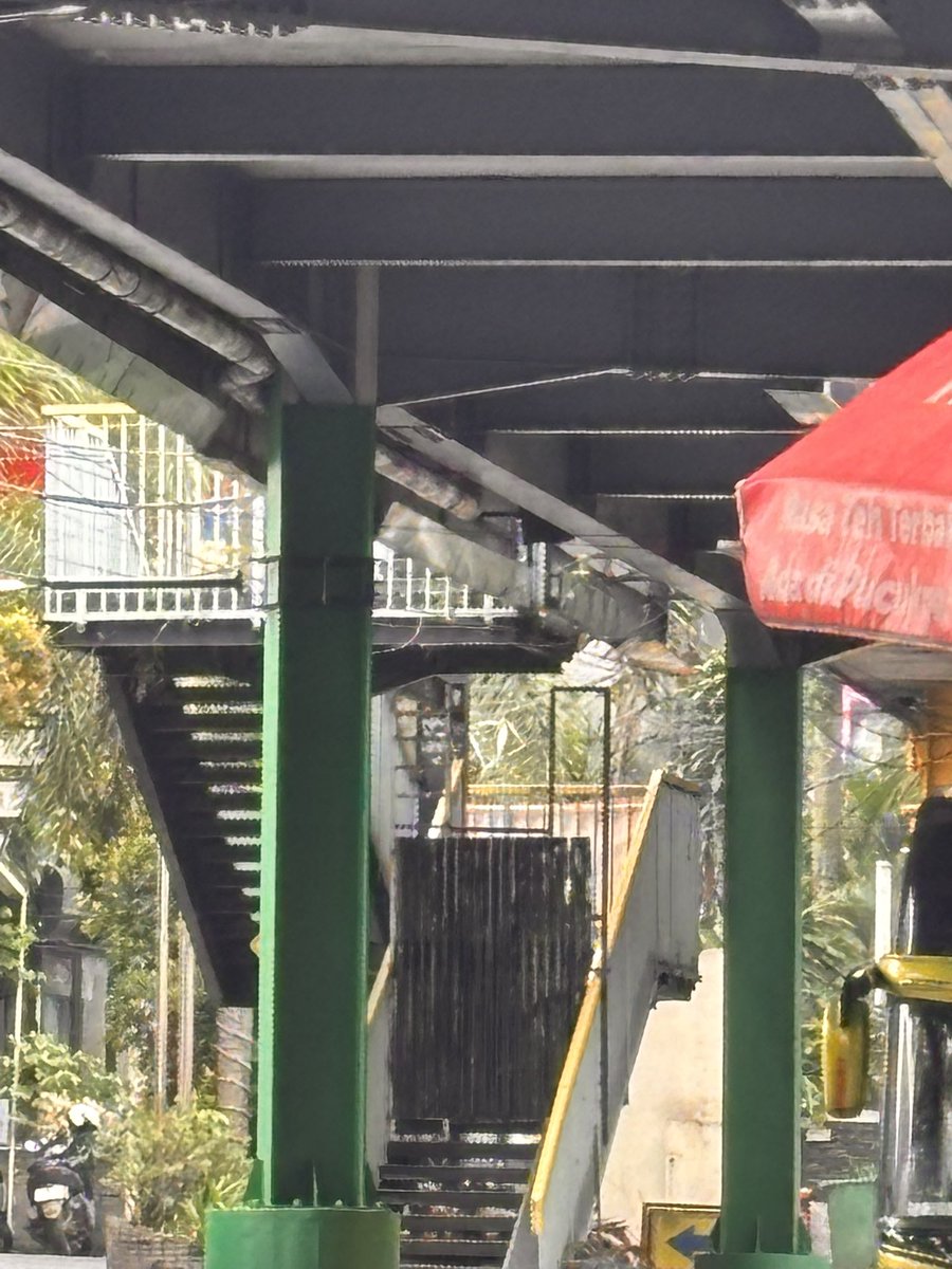 Edis152's tweet photo. Akses masuk ke skywalk #Cihampelas sudah ditutup jadi tidak bisa naik dan semoga fix di bongkar ya @PRFMnews 
#Bandung https://t.co/tXnLscBr6L