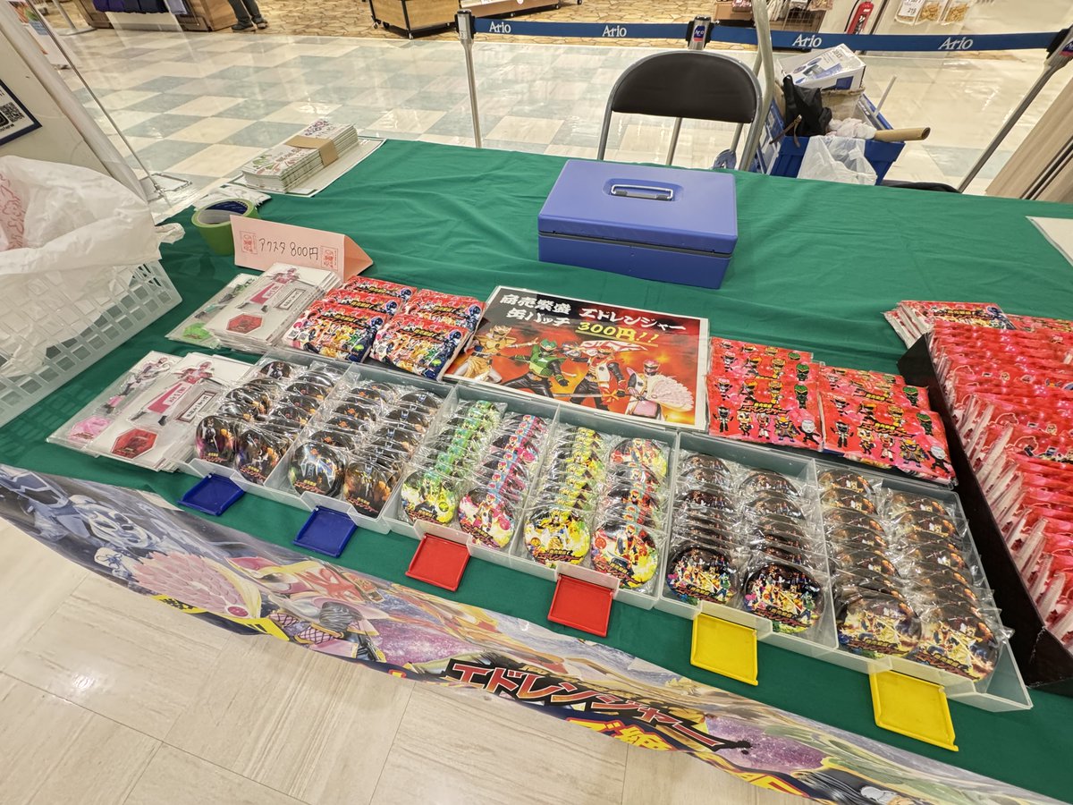 今日はアリオ葛西で缶バッチ、アクスタを販売してるぜ！
ガチャガチャもあるから、要チェックだ！
カレンダーとティッシュは無料でプレゼントだぜ。
欲しい人は声をかけてくれよな👍