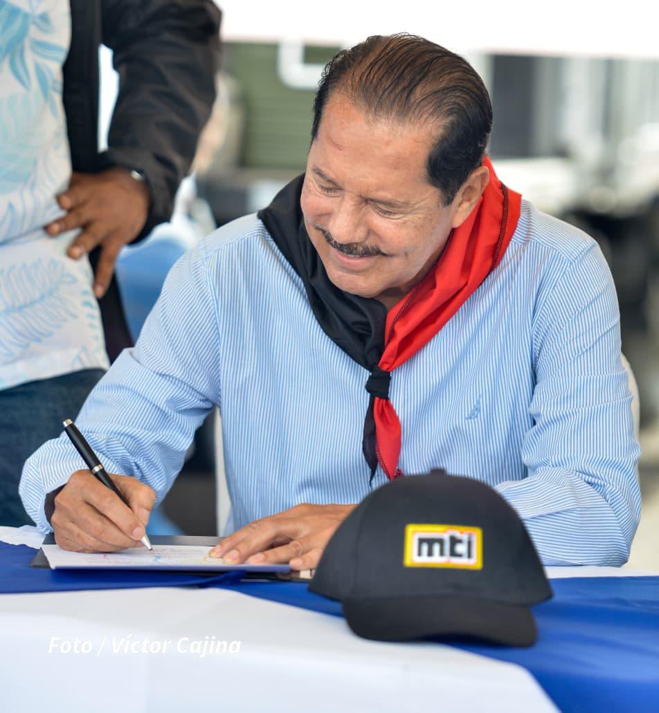 CmdtFederico's tweet photo. 🚧MTI || INICIO DE OBRA

Este Viernes 23 de Enero, nuestro Gobierno de Reconciliación y Unidad Nacional, a través del MTI, realizó la Ceremonia de Inicio de Obras del Proyecto “Carretera de Acceso al Puerto de Bluefields” de 11 km longitud.

#Nicaragua
#ManaguaSandinista https://t.co/1UYpNAibg6