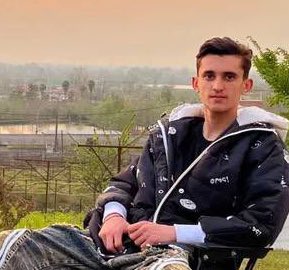 justchangingun's tweet image. یاسین جاویدان، جوانی از رشت، پس از تسخیر پایگاه بسیج فلکه گاز با تیر جنگی مستقیم به سینه، سر و گردن کشته شد.
همیشه با شوخی می‌گفت: بعد از انقلاب تنها عضو گارد جاویدانم که فامیلی‌ام هم جاویدانه.
خانواده‌اش از نظر مالی در مضیقه بودند و با فشار از آن‌ها امضا گرفتند که بسیجی بوده،…