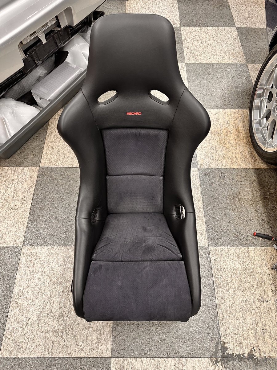 YokooAuto_alpha's tweet photo. TypeS純正レカロシートへ弊社オリジナルシートプロテクターを装着させて頂きました！

色は純正ルックを崩さないよう、黒生地、黒ステッチでのオーダー

乗り降りの際、どうしてもスレてしまう縁の部分…
これでスレなど気にせず乗って頂けますね❗️ https://t.co/nULFpPcjtX