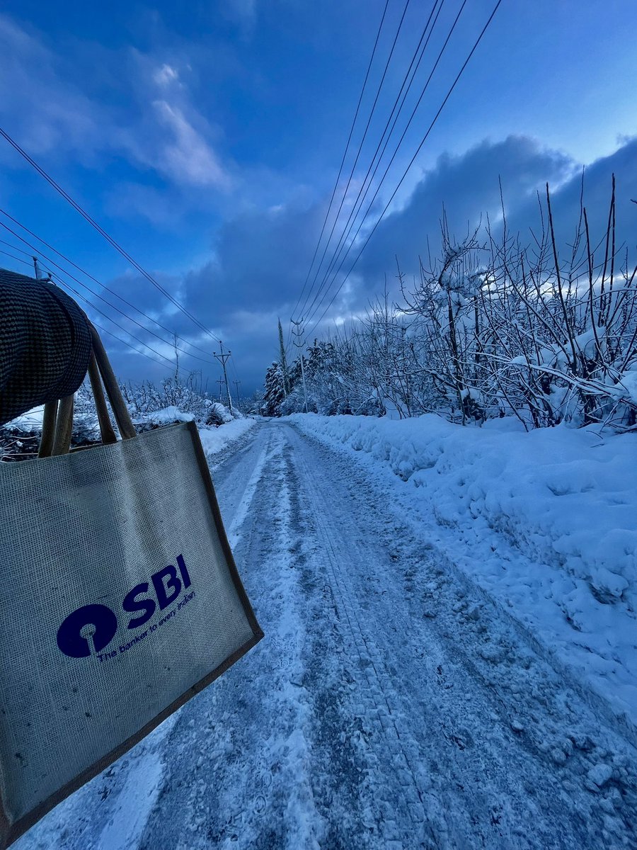 iamdanishdf's tweet photo. Snow all around, but doors still open.
SBI Rajpora Pulwama continued operations despite heavy snowfall—because customers matter. ❄️🏦
@TheOfficialSBI https://t.co/QrjlvbiHWj