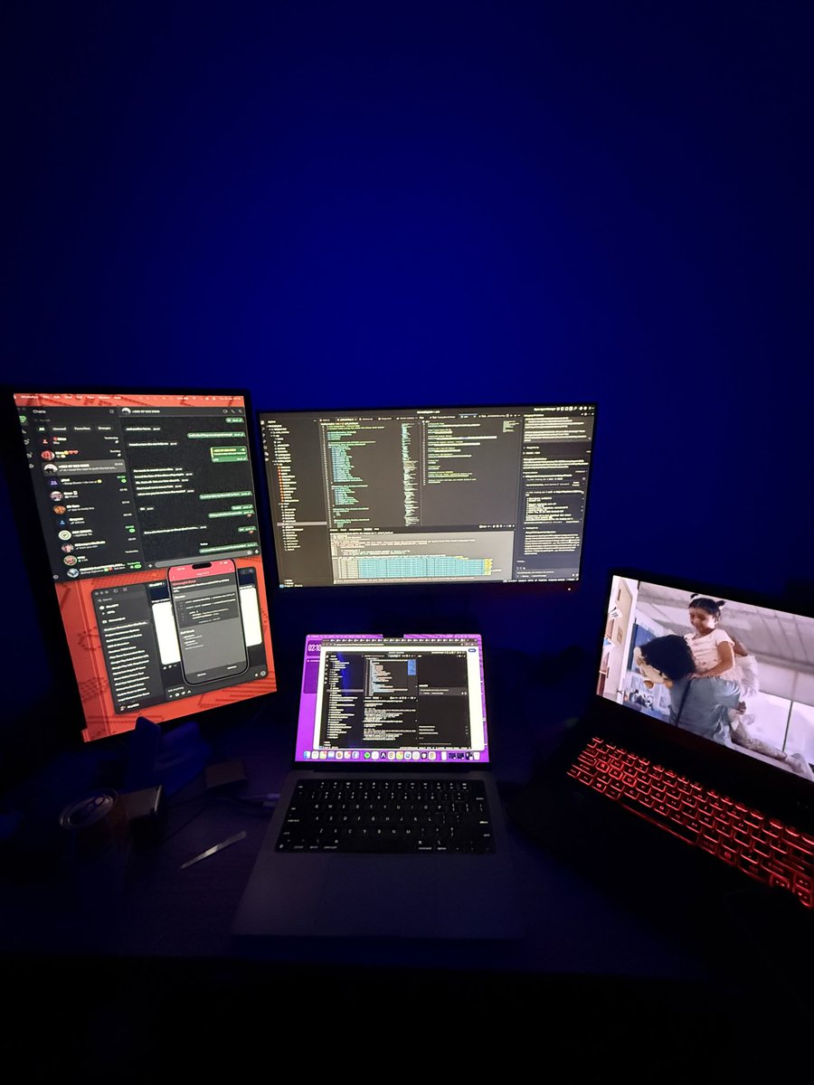 Divinecodes11's tweet image. Okay i got the blue thick now yall better engage on my posts 😭😂😂