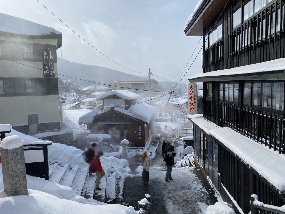 広範囲で大雪をもたらしている今回の寒気ですが、蔵王温泉への影響はあまりなく、少雪で比較的穏やかな毎日が続いています。

風向きや山形ならではの地形の影響もあるようで、天気の奥深さを感じさせられますね。。。

雪は少ないながらもしっかりありますので、どうぞご安心ください⭐︎