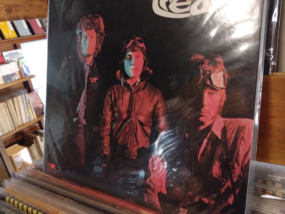 今から丁度60年前。
1966年にはクリームの1st『フレッシュ・クリーム』がリリースされました。既に実力を知られていたエリック・クラプトン、ジンジャー・ベイカー、ジャック・ブルースの凄腕3人が組んだ、スーパー・グループです。
ブルースを基調に、ロックとポップのセンスもある1枚に。在庫あり。