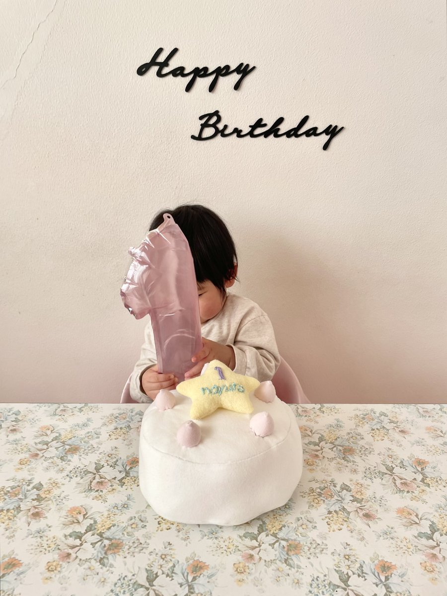 tsuetani's tweet photo. 娘は1歳になり私は31歳になったおととい🎂
前日に思いつき、娘のサイズアウトした肌着でケーキを縫いました🌟ずっと描きたかった油絵も描けて(描きかけだけど)大満足な誕生日でした💐 https://t.co/rEWNUZZMoY