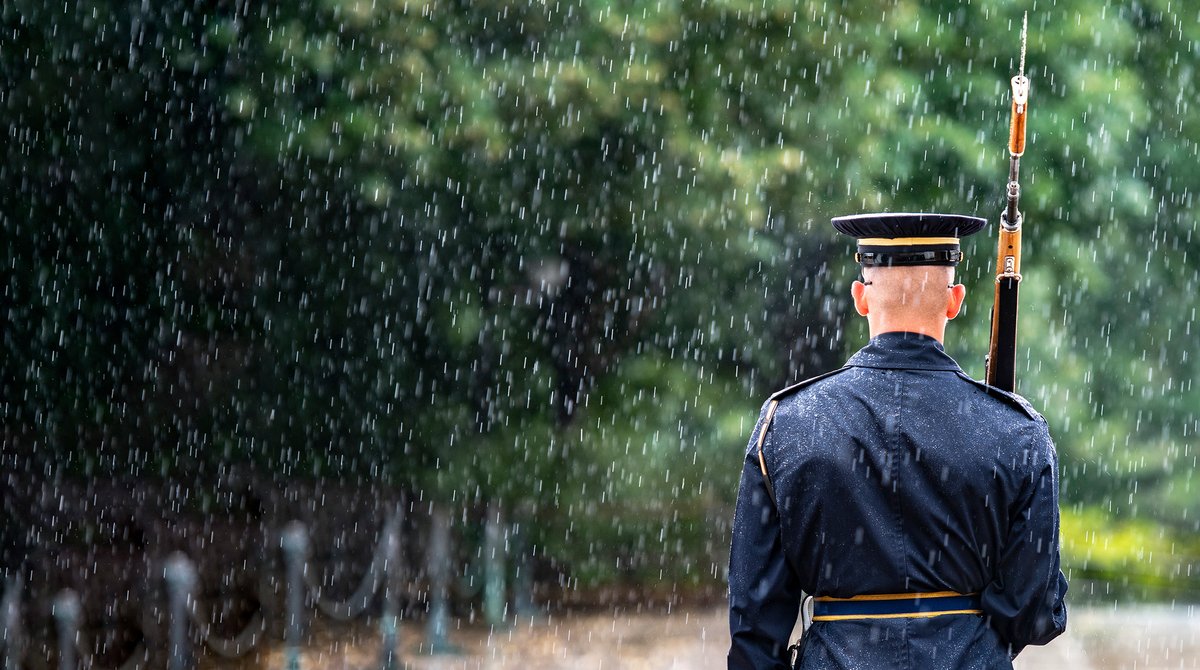 USArmy's tweet photo. No matter the weather, we stand ready to defend this nation. 

At @ArlingtonNatl, the Tomb Sentinels of 'The Old Guard' keep watch. Guarding the Tomb of the Unknown Soldier 24/7, they are a visible testament to our Army Values and a solemn honor to the sacrifice of the fallen. https://t.co/nS2AejTqLE