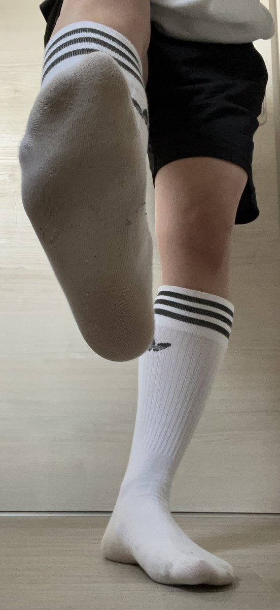 socks_oilm's tweet photo. 別のadidasの靴下もすぐに汚れる。
臭いからジップロックに封印

#靴下 #白靴下 #足臭 #足臭い 
#靴下フェチ #ソックスフェチ #臭いフェチ https://t.co/VqbBN4lahm