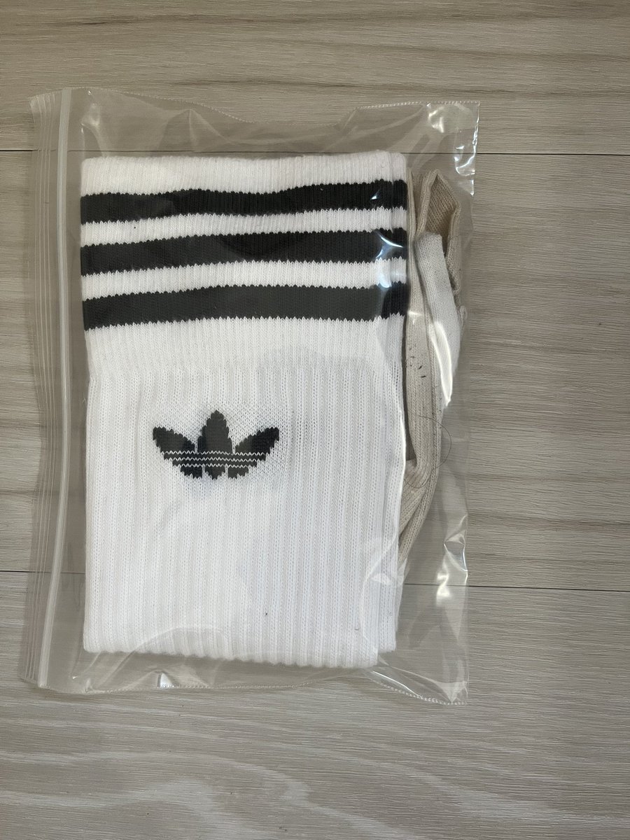 socks_oilm's tweet photo. 別のadidasの靴下もすぐに汚れる。
臭いからジップロックに封印

#靴下 #白靴下 #足臭 #足臭い 
#靴下フェチ #ソックスフェチ #臭いフェチ https://t.co/VqbBN4lahm