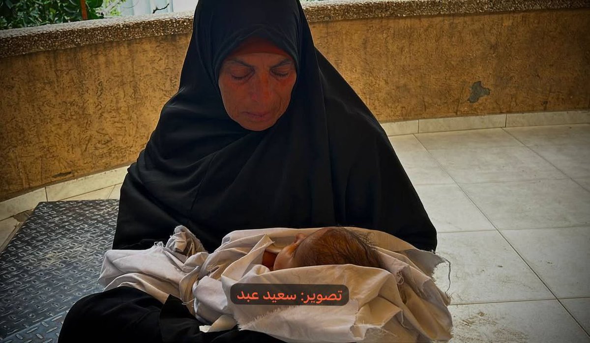 Este bebé palestino de 6 meses, llamado Yusef Abu Hamalah, murió hoy de frío mientras dormía en el suelo una tienda de campaña junto a su familia en Khan Younis, al sur de Gaza.

Al menos 11 niños palestinos murieron de frío este invierno debido a que "Israel" destruyó sus casas.