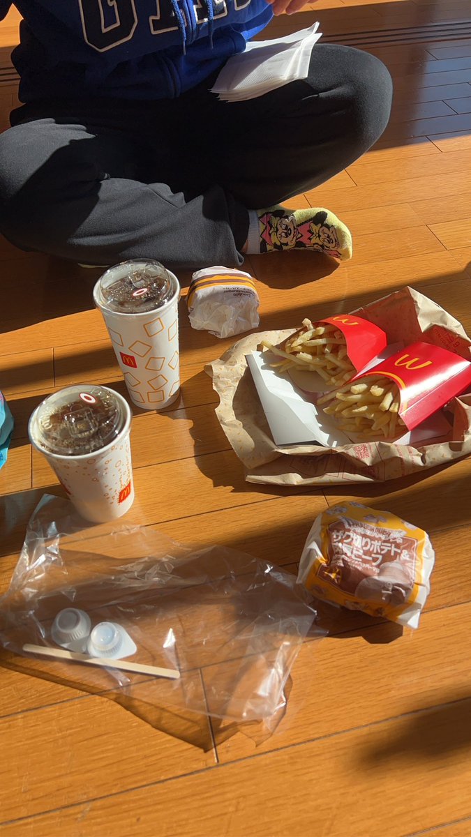 TaKu1526's tweet photo. 初の基地はマック飯から🏠🌱 https://t.co/ihMQwFozid