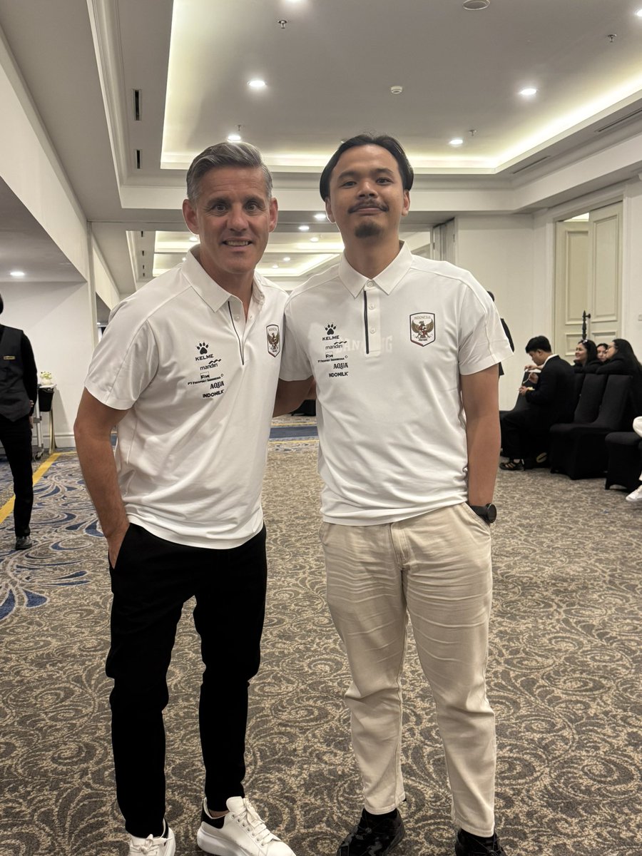 Kelme 🐾

Pas lagi ngobrol, coach JH notice baju dalemen saya dan dia bilang: ”Bandung”. Saya jawab: “My hometown, top of the league”. Dia bilang: “I watched the game (vs Persija). Wonderful game”. 👌