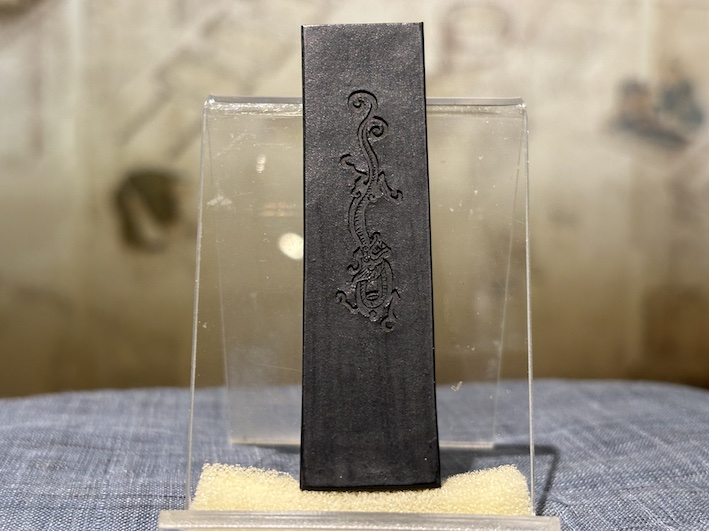 奈良、古梅園製墨販売部ございます。 本日は玄螭胡麻油煙墨のご紹介