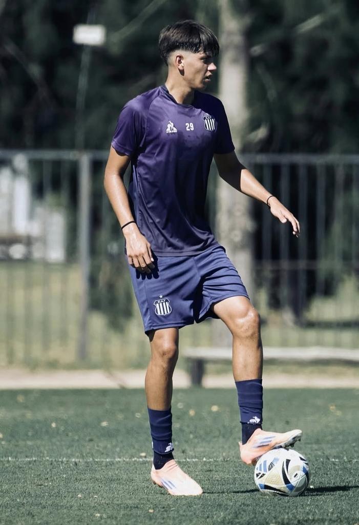 Scout_Promises's tweet image. Debut positivo de Giovanni Baroni (17) 🇦🇷 con Talleres en primera división 

Demostración de personalidad para no esconderse, trabajo sin balón y una asistencia en la que muestra su gran golpeo para el balón parado 

Ojo que puede ser pieza importante para Talleres este 2026 👀🌟